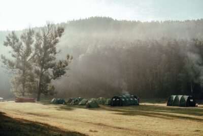 Camping en octobre 2026 : quels campings restent ouverts à l&rsquo;arrière-saison ?
