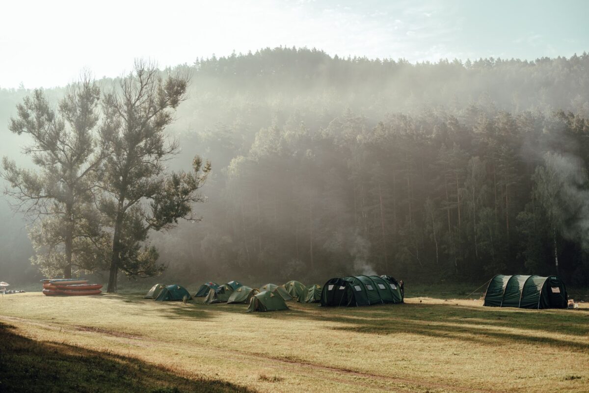 Camping en octobre 2026 : quels campings restent ouverts à l'arrière-saison ?